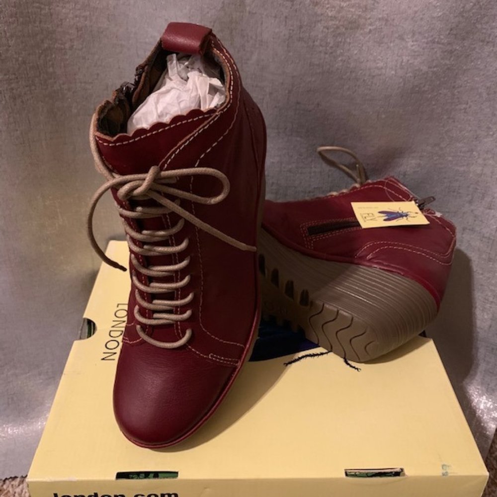 *NWT* FLY LONDON YOLE RED Boots US 9 EU 40